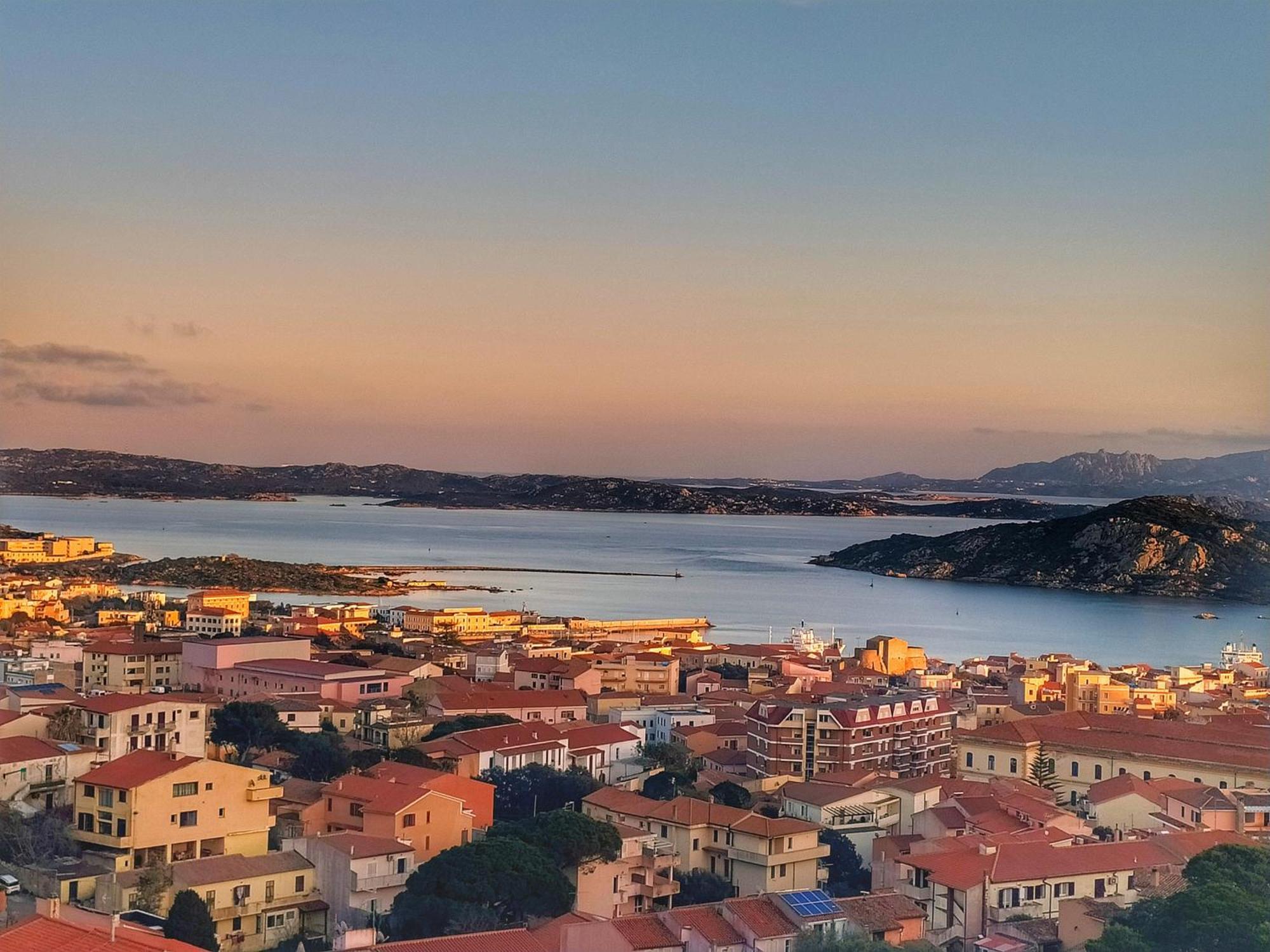 Appartamento Vista Mare A La Maddalena La Maddalena  Kültér fotó